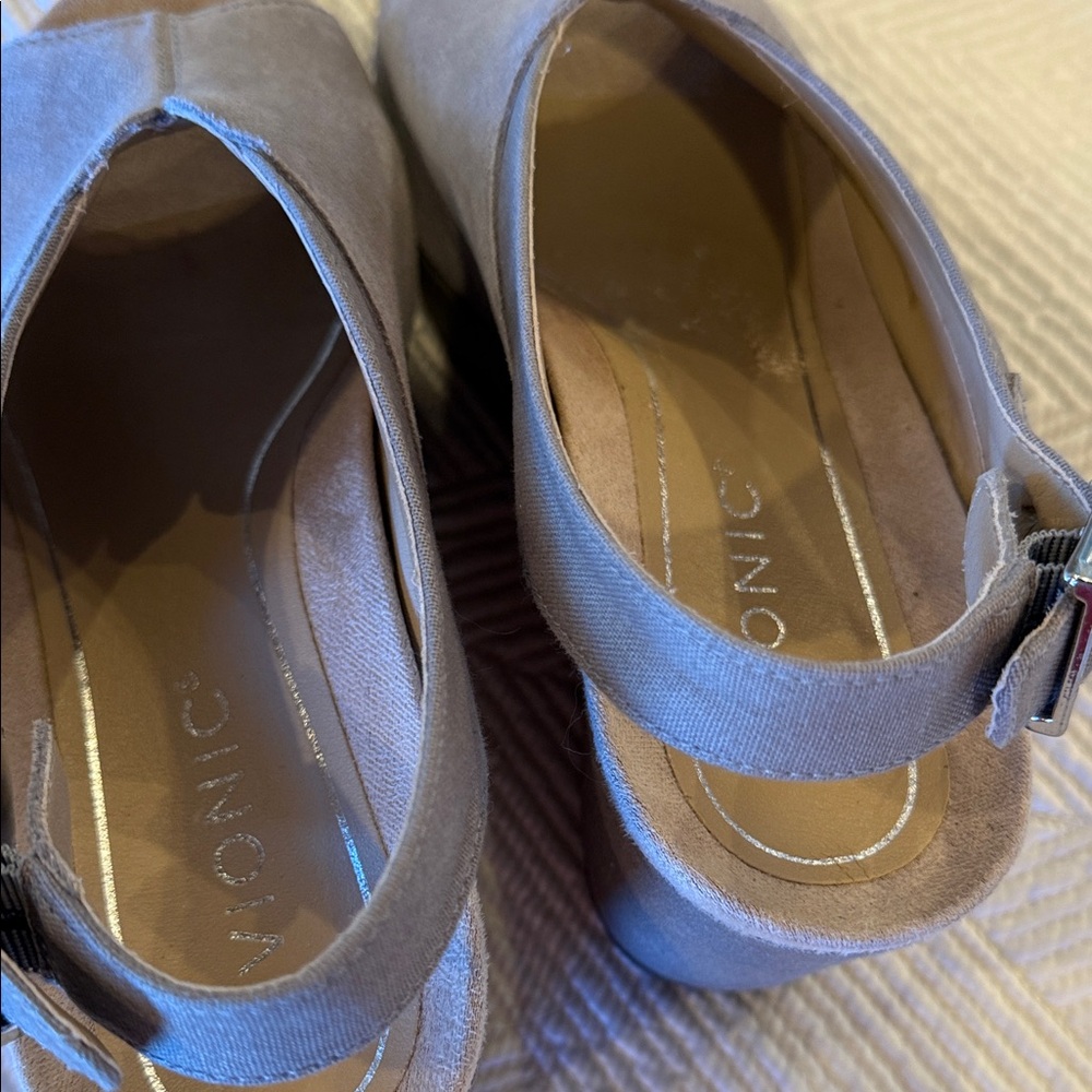 Vionic Women's Gray Wedge Sandals - Picture 4 of 7